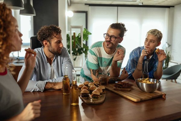 Comment organiser un événement caritatif culinaire dans votre café de quartier?
